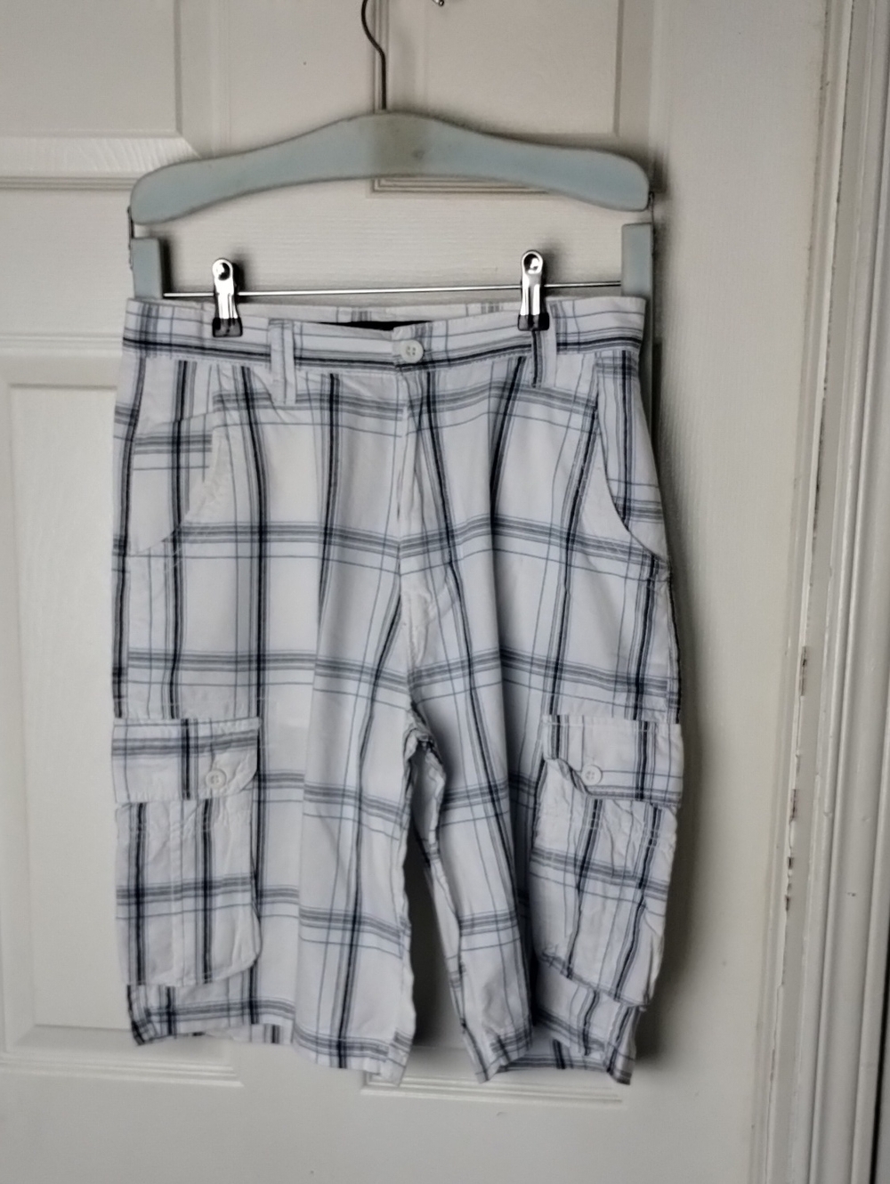 Men Beverly Hills Polo Club White, Blue and Gray Plaid Shorts.Size 30